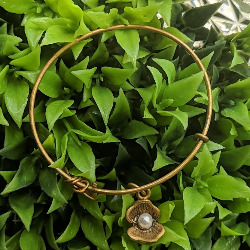 🌺 Gold pearl in oyster shell Alex + Ani bracelet